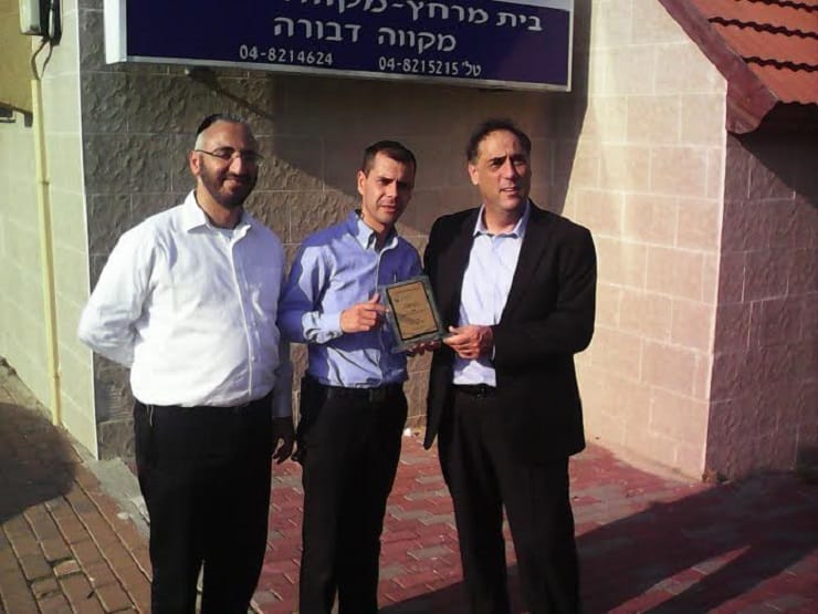 מזכיר המועצה הדתית אריאל ביטון מעניק תעודת הוקרה לנציגי משרד הפנים. צילום: עיריית נשר