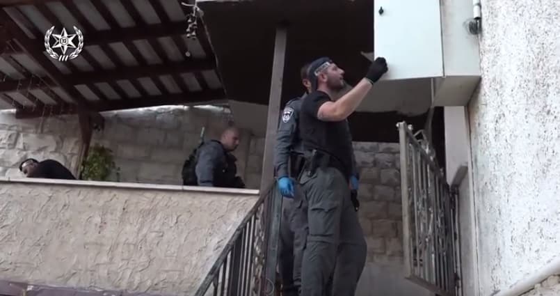 שוטרים עורכים חיפוש במהלך המבצע (צילום: דוברות המשטרה)