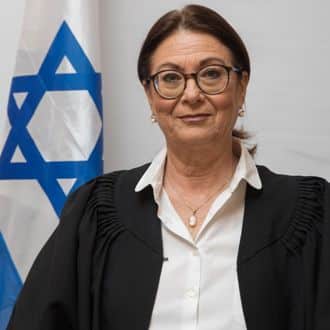 שופטים בוחרים את המבקר שלהם. נשיאת בית משפט עליון אסתר חיות