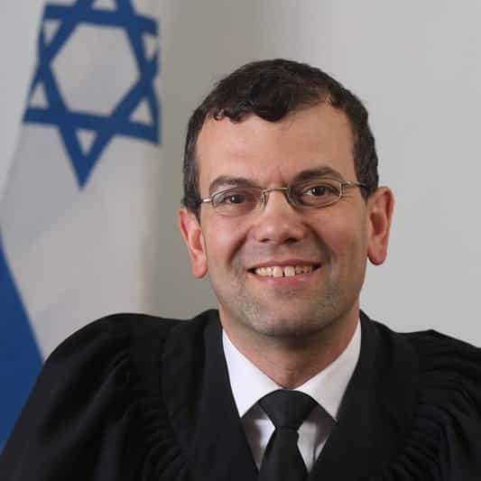 ציטט את שירו של שלמה יידוב, "ילדי הירח". השופט שמואל הרבסט