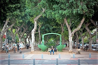 אחראי על חלוקת עבודות במרכז העיר. שדרות רוטשילד (צילום: אסתר רוביאן, פלאש 90)