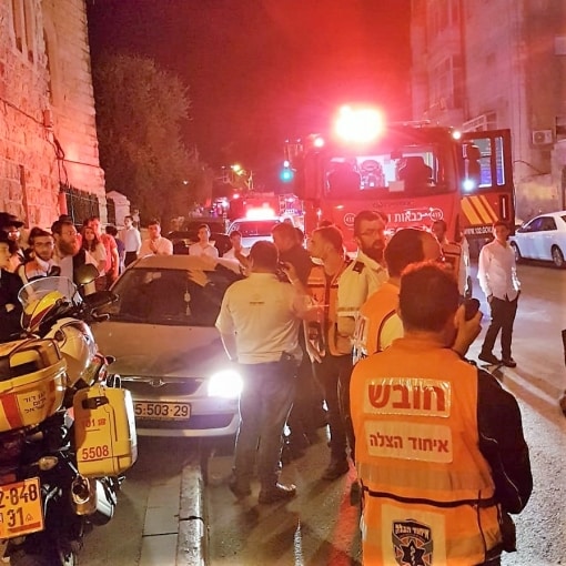 סמוך למלון לאחר ההצתה