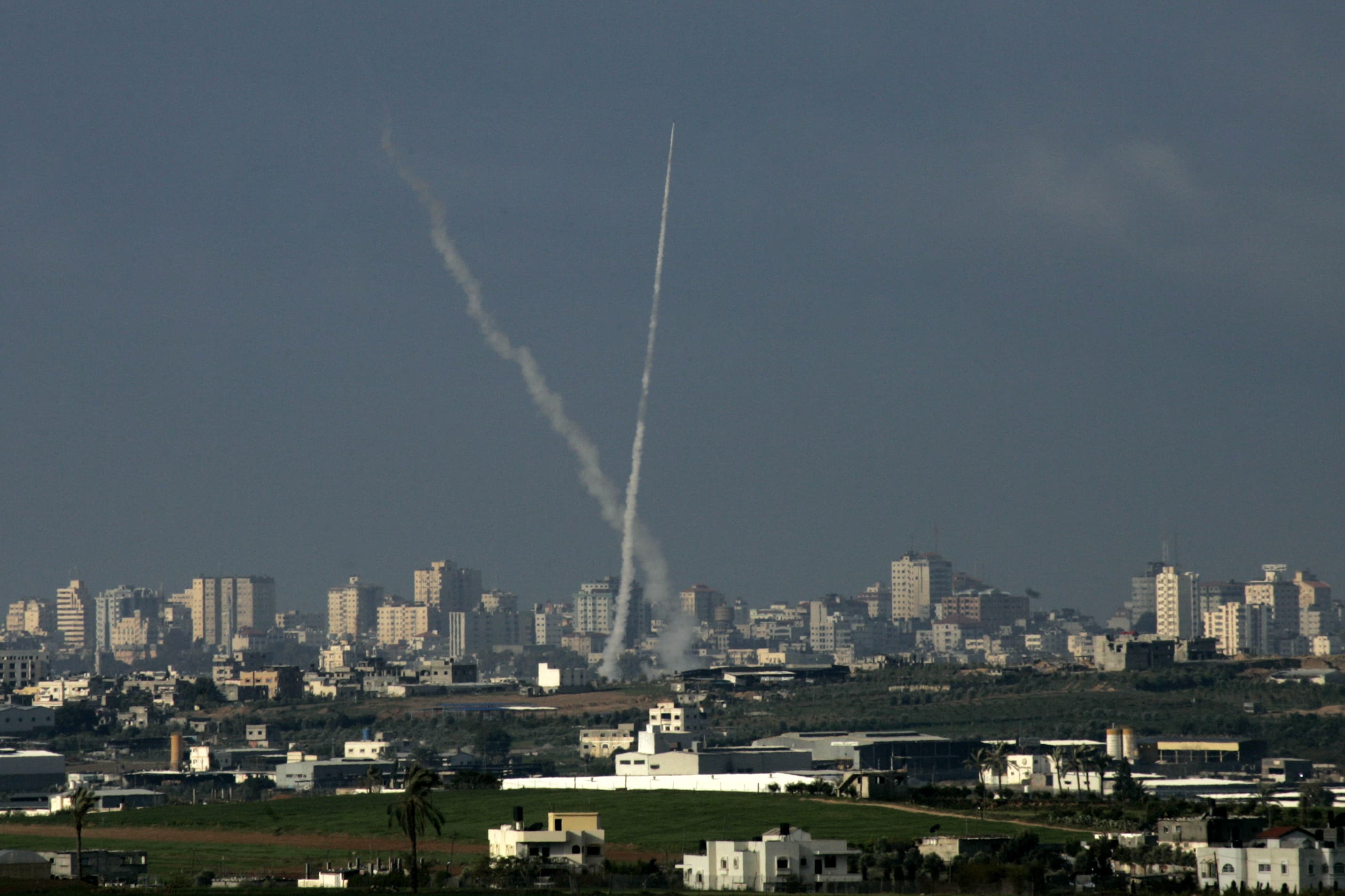 מעצר באיזוק אלקטרוני כאשר ברקע טילי קסאם (צילום: נתי שוחט, פלאש90)