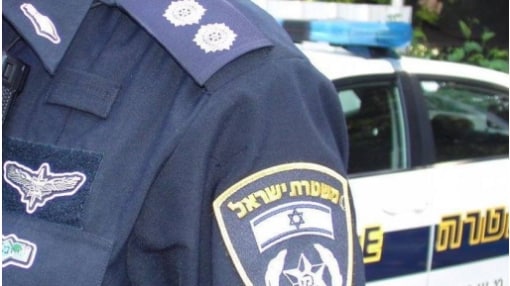 הדוח ביד או בדואר? שוטר תנועה וניידת (צילום ארכיון להמחשה: דוברות המשטרה)