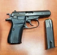 נגנב אקדח עם שתי מחסניות (צילום ארכיון להמחשה: דוברות המשטרה)