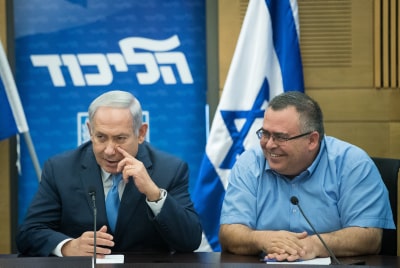 משהו מריח לא טוב. דוד ביטן ובנימין נתניהו (צילום: יונתן סינדל, פלאש 90)