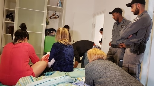 אנשי הקשר בחו"ל קיבלו דמי שימוש שבועיים עבור כל אישה שאיתרו. פשיטה על אחד מבתי הבושת (צילום: דוברות המשטרה)
