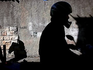הגיע למסגרייה כשהוא רכוב על אופנוע (צילום אילוסטרציה: הדס פרוש, פלאש 90)