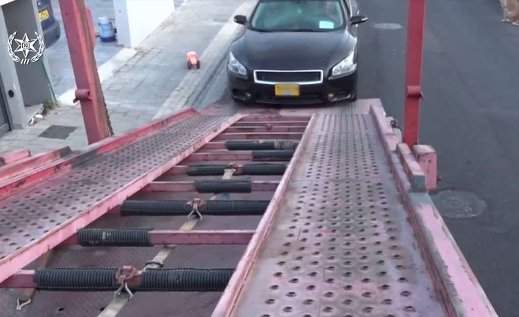 אחד מכלי הרכב מועלים לגרר (צילום: דוברות המשטרה)