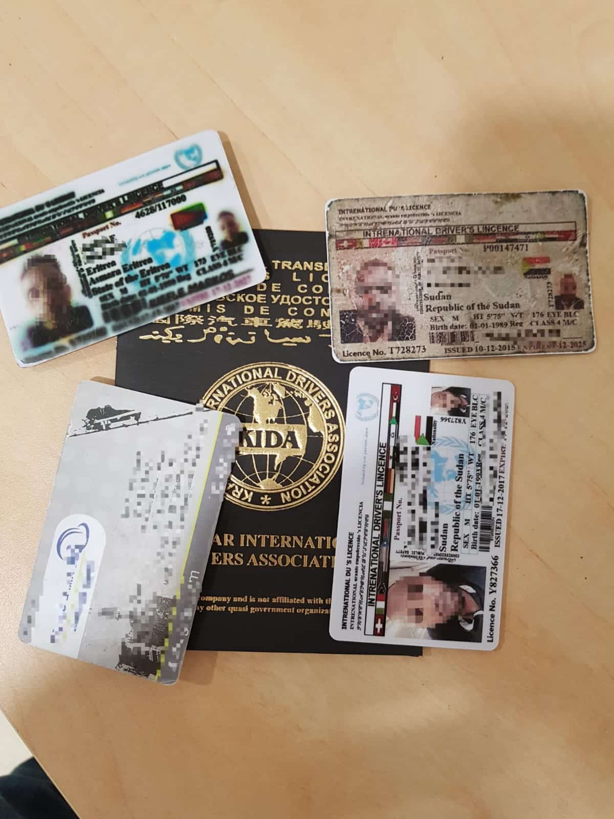 רישיונות שנתפסו בביתו של החשוד (צילום: דוברות המשטרה)