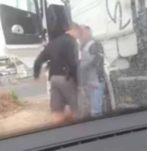 בדק של מי הרכב במאגר המשטרתי. השוטר משה כהן מתועד נוגח
