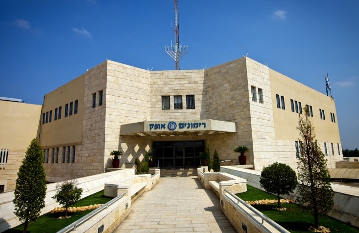 העביר לאסירים חפצים שונים, למשל שעוםן רולקס. כלא רימונים