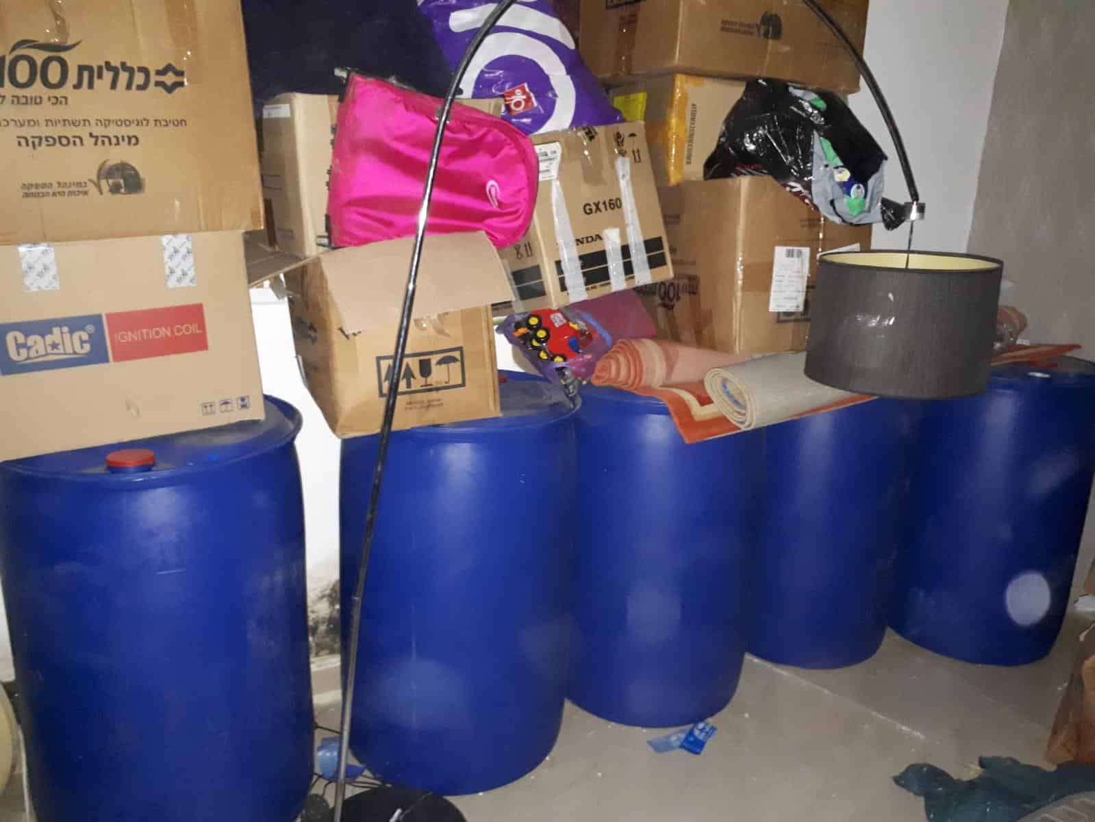 חביות מתנול שנתפסו (צילום: משטרה)