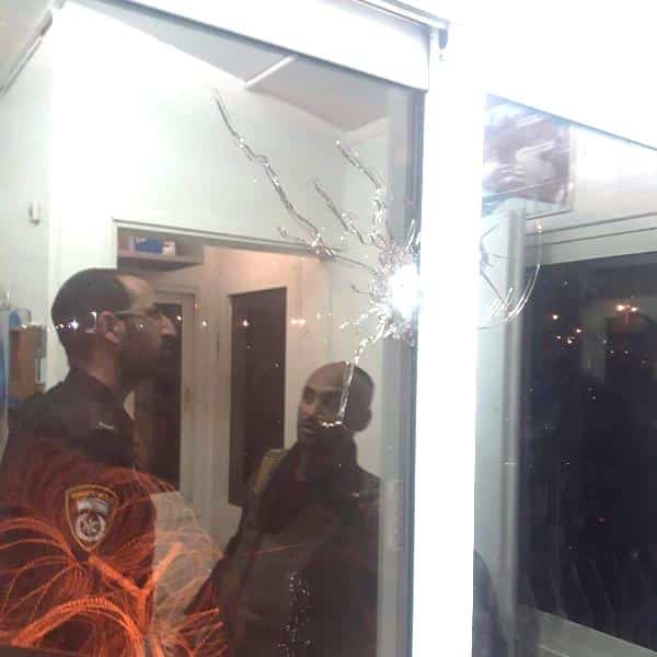 עמדת שמירה מאויישת שנפגעה מירי (צילומים: דוברות שב"ס)