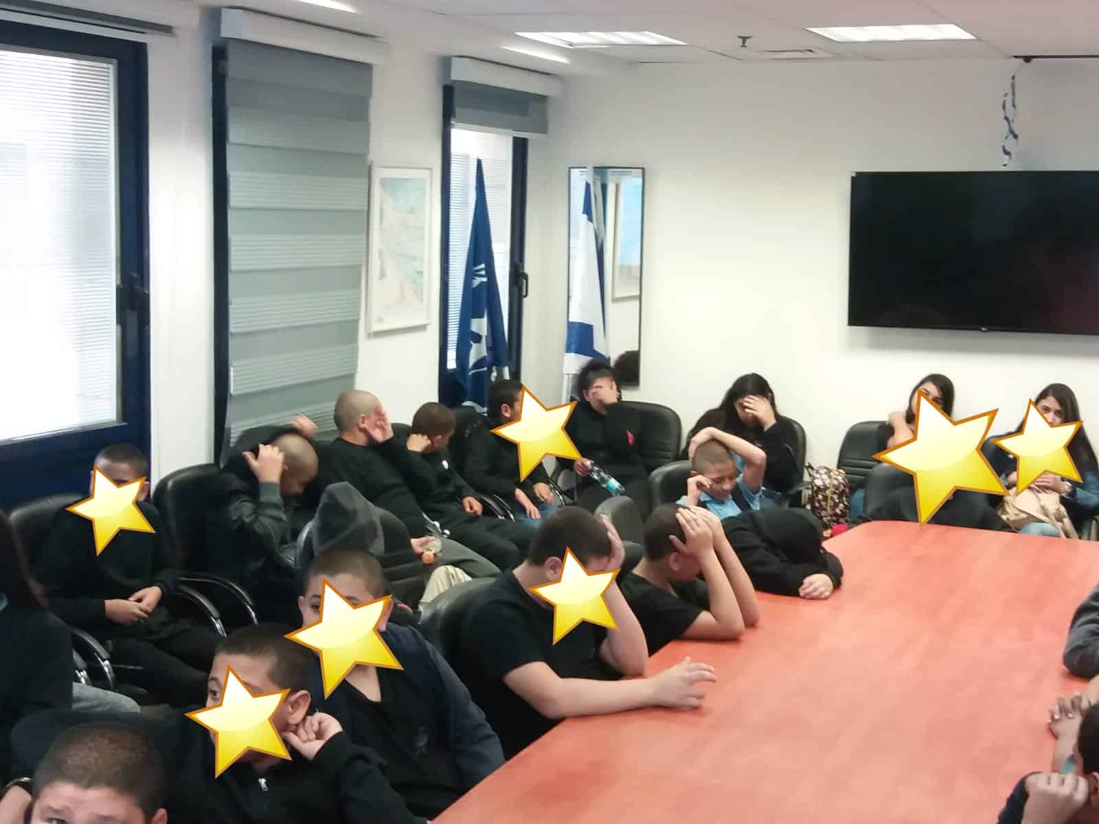 תלמידים בביקורם בתחנת יפו