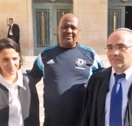 סלומון רדאי בצאתו מבית המשפט מלווה בסניגורים, ודים שוב ומאיה ברקאי