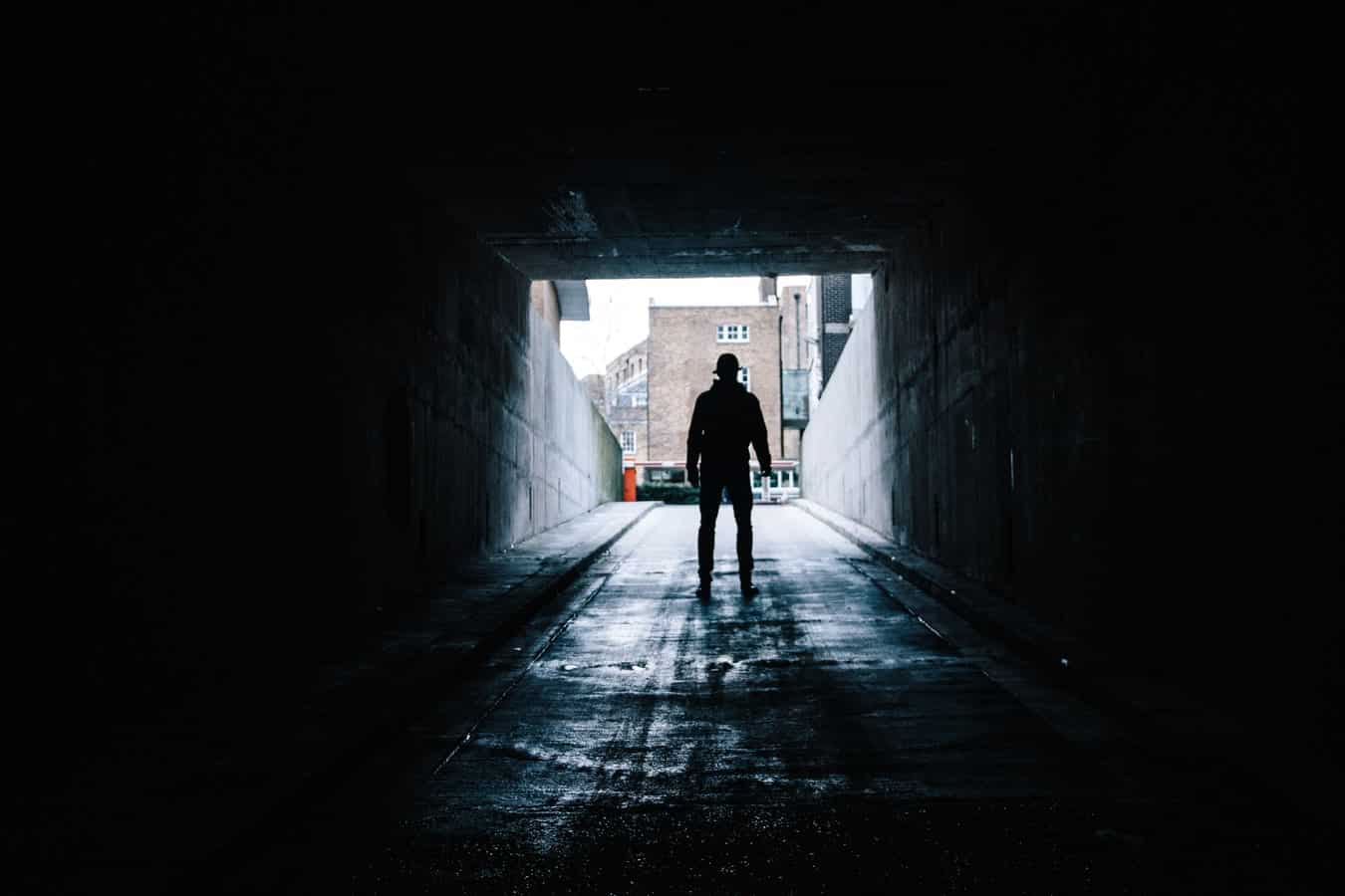 אלומת אור שמסמנת את הדרך (אילוסטרציה: David East מאתר Unsplash)
