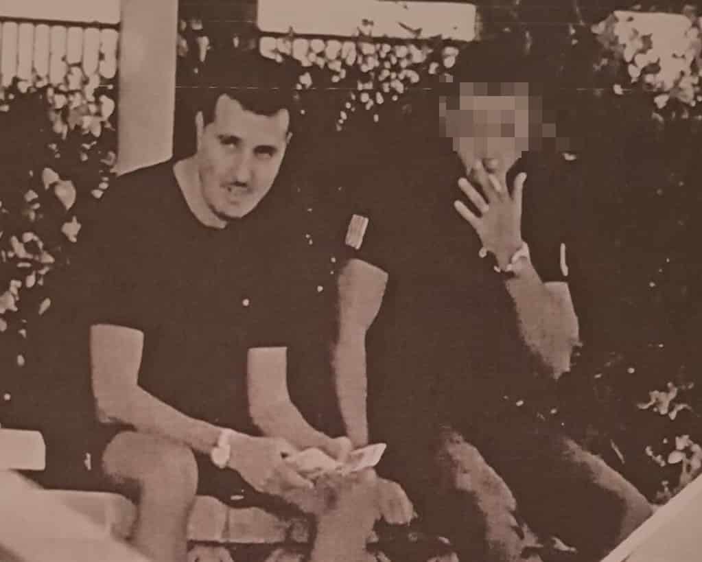 הסוכן הסמוי (מימין) וחיים אדרי סופר את הכסף