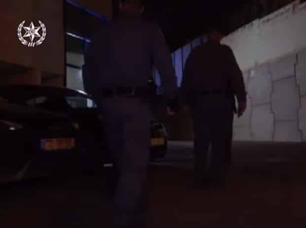 שוטרים בדרכם למעצרים