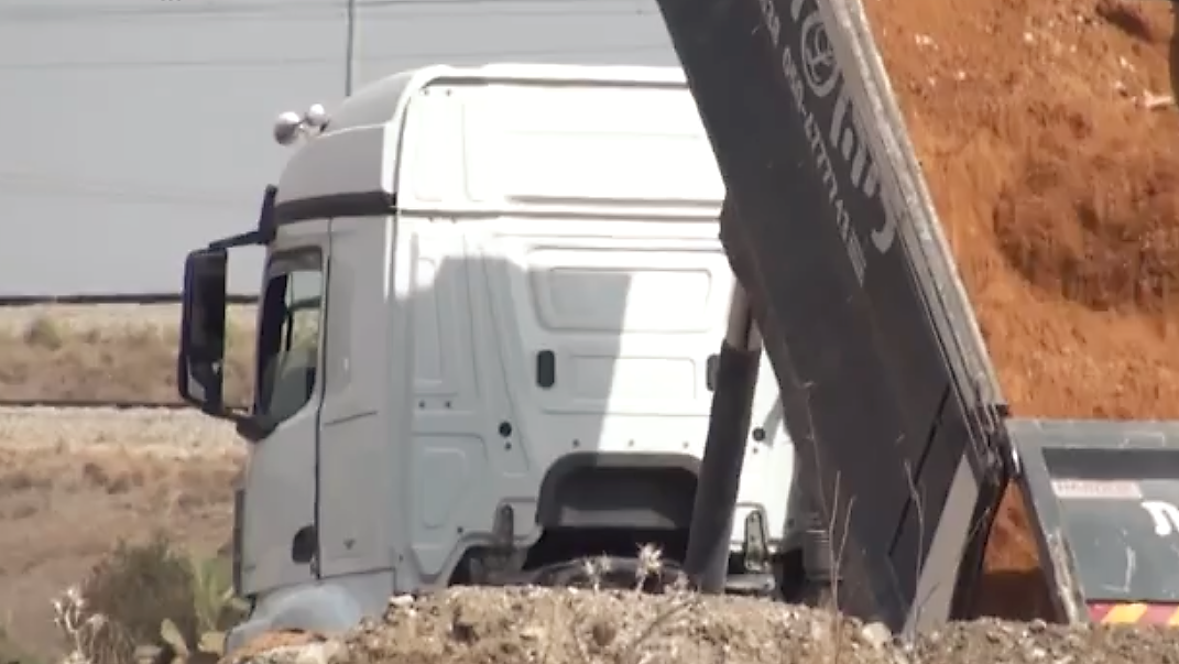 טענו שהחזקת המשאיות אינה מידתית. משאית שנתפסה (מהמשטרה)