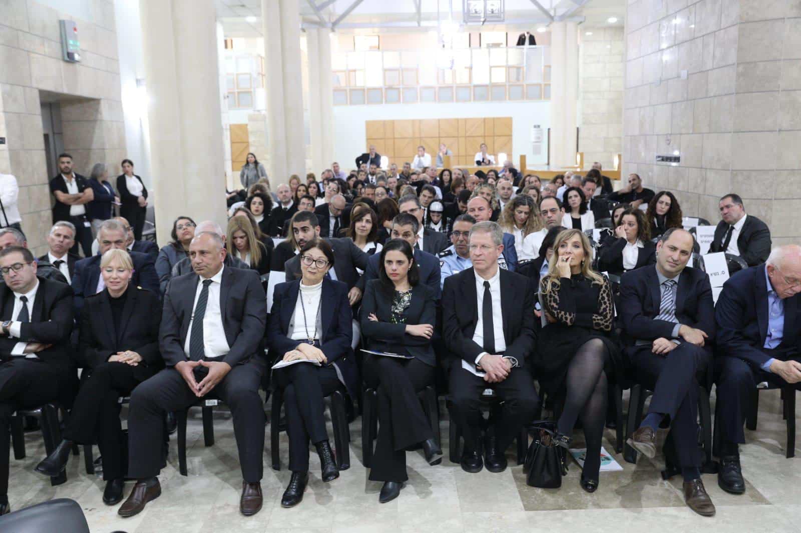 בית המשפט מציב בפני העבריין מכלול פתרונות. טקס פתיחת בית המשפט הקהילתי