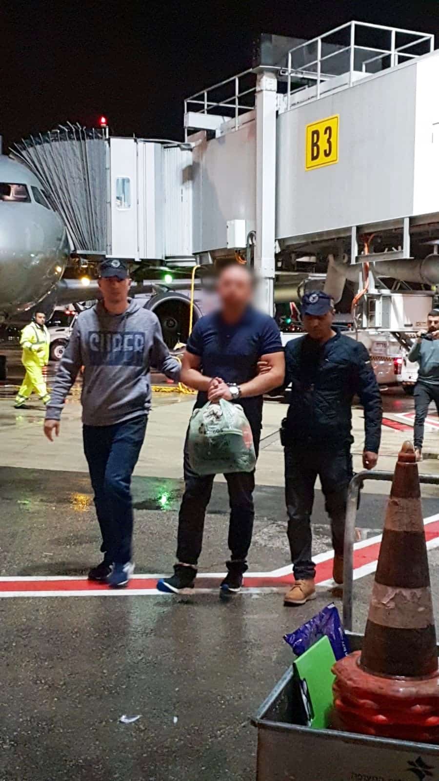 דני טרייגר עם נחיתתו בנתב"ג (צילום: משטרת ישראל)