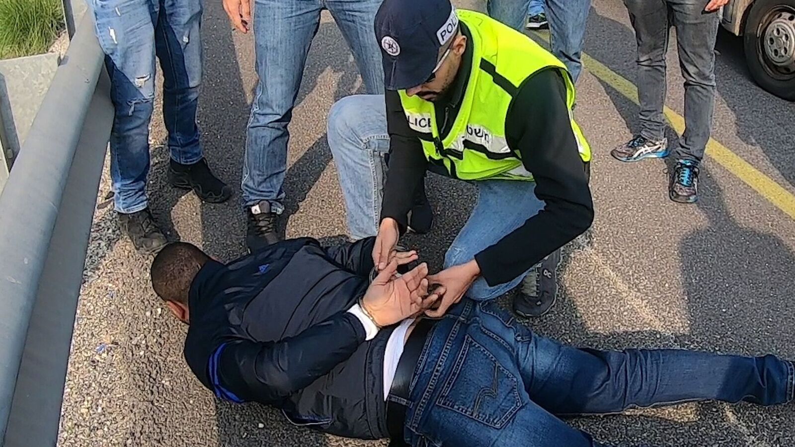 מעצר של אחד החשודים (צילום: דוברות המשטרה)