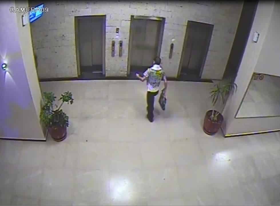 מיהו השליח שצולם בכניסה לבניין מגוריו של איש הנדל"ן?