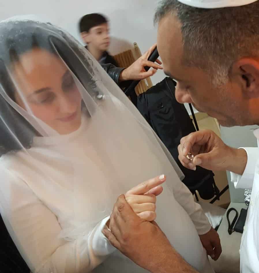 רגע מאושר. עו"ד קריטי, הכלה והטבעת