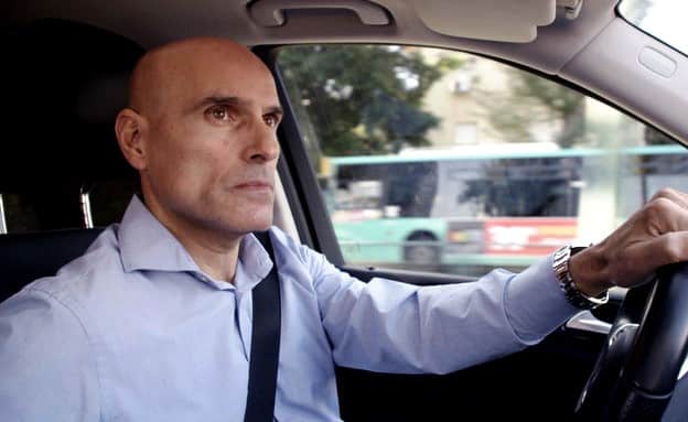אפי נוה מחפש תשובה בתוכנית עובדה: רצה להסביר, להתנצל, להביע כאב, אכזבה, ואף לכעוס על מר גורלו, אבל הפנה אצבע מאשימה כלפי מאשימיו... אפי אינו בנוי לזחילה, והכנות שלו מתפרשת כיוהרה