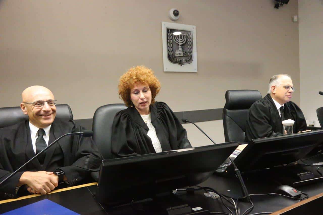 "תראה, גם בית המשפט לא בטוח שיילך לטובתי, אם אני הייתי שופט, לפי רצח האופי שעושים ליצחק אברג'ל במשך 10 שנים, גם אני הייתי מפקפק בו... השופטים קוראים עיתונים, נכנסים למחשב, נכנסים לכל הדברים האלה... אני הייתי מפחד בעצמי מכתבות שאני קורא על עצמי"