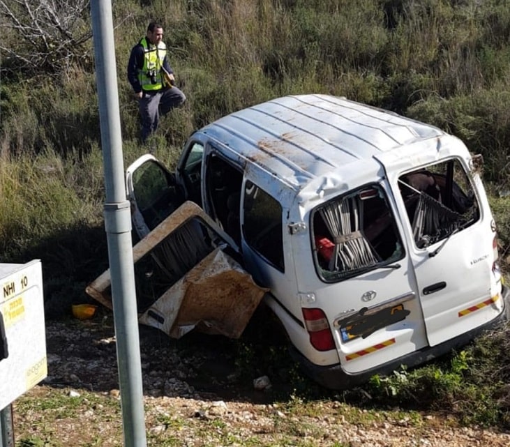 רכב ההסעות בזירת התאונה (צילום: דוברות מד"א)