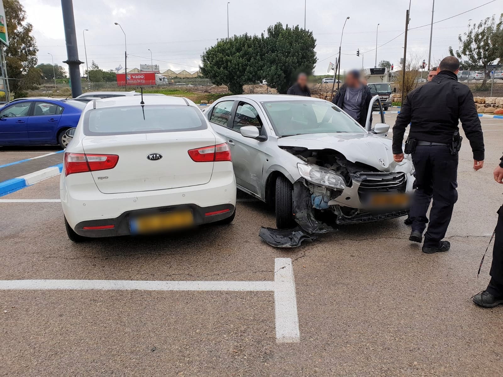 הרכב הגנוב לאחר תפיסת הגנבים (צילום: דוברות המשטרה)