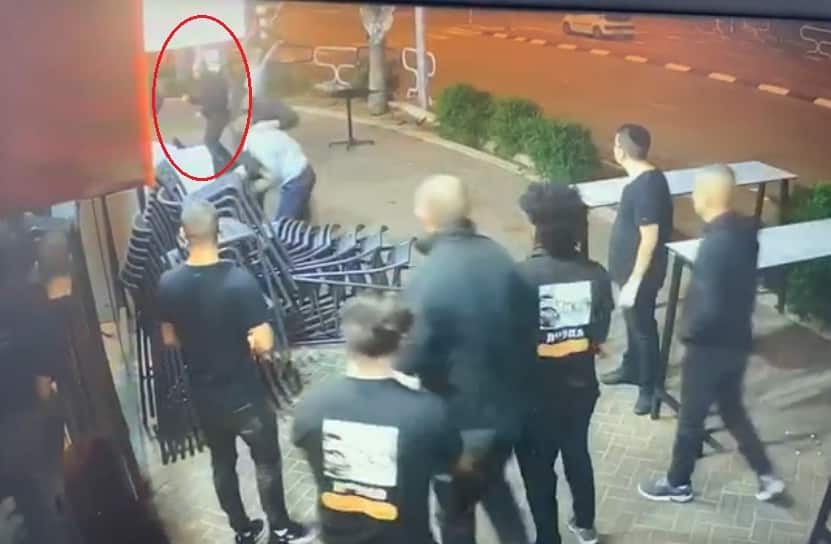 רויטברג (מוקף בעיגול אדום) תוקף את הצעיר
