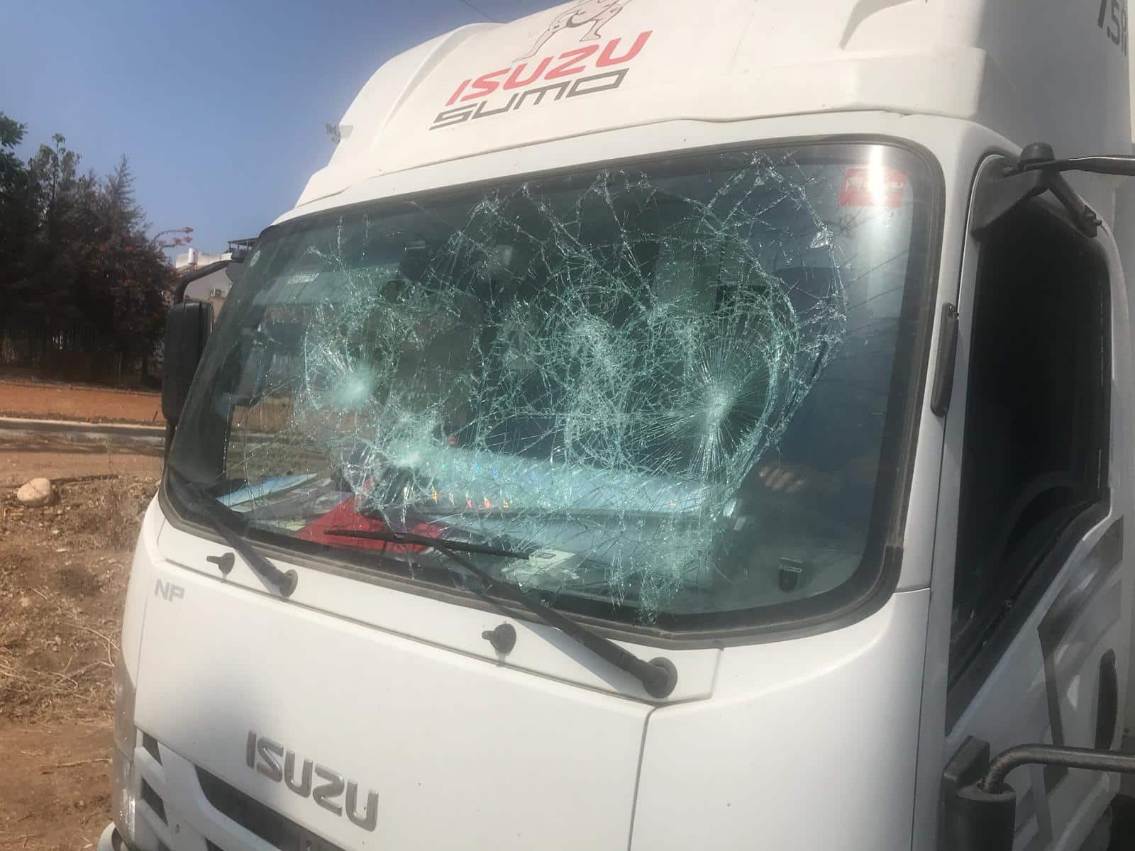 המשאית שזגזגה עם שמשה מנופצת (צילום: דוברות המשטרה)