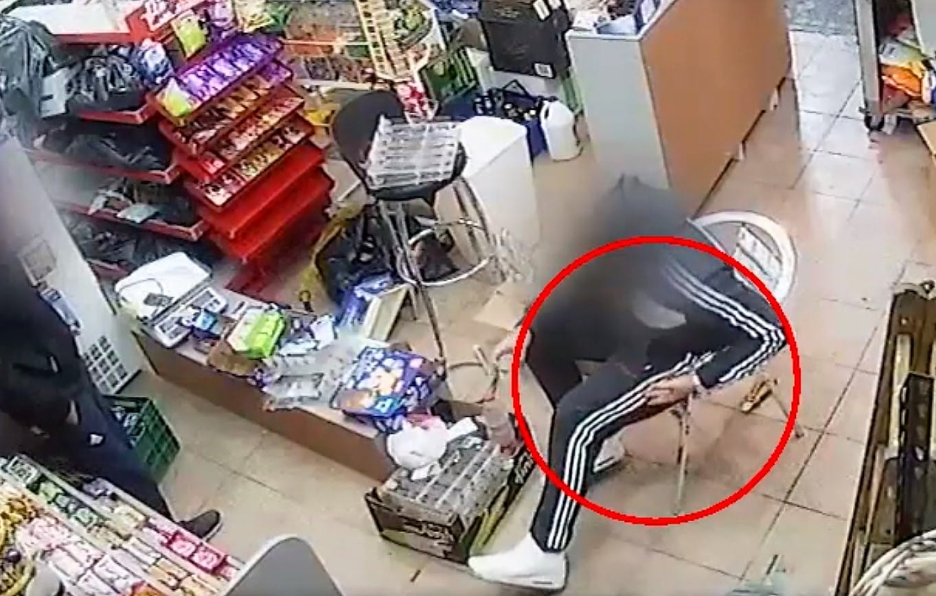 הנאשם מסביר לחברו איך דקר את א"ש (צילום: דוברות המשטרה)
