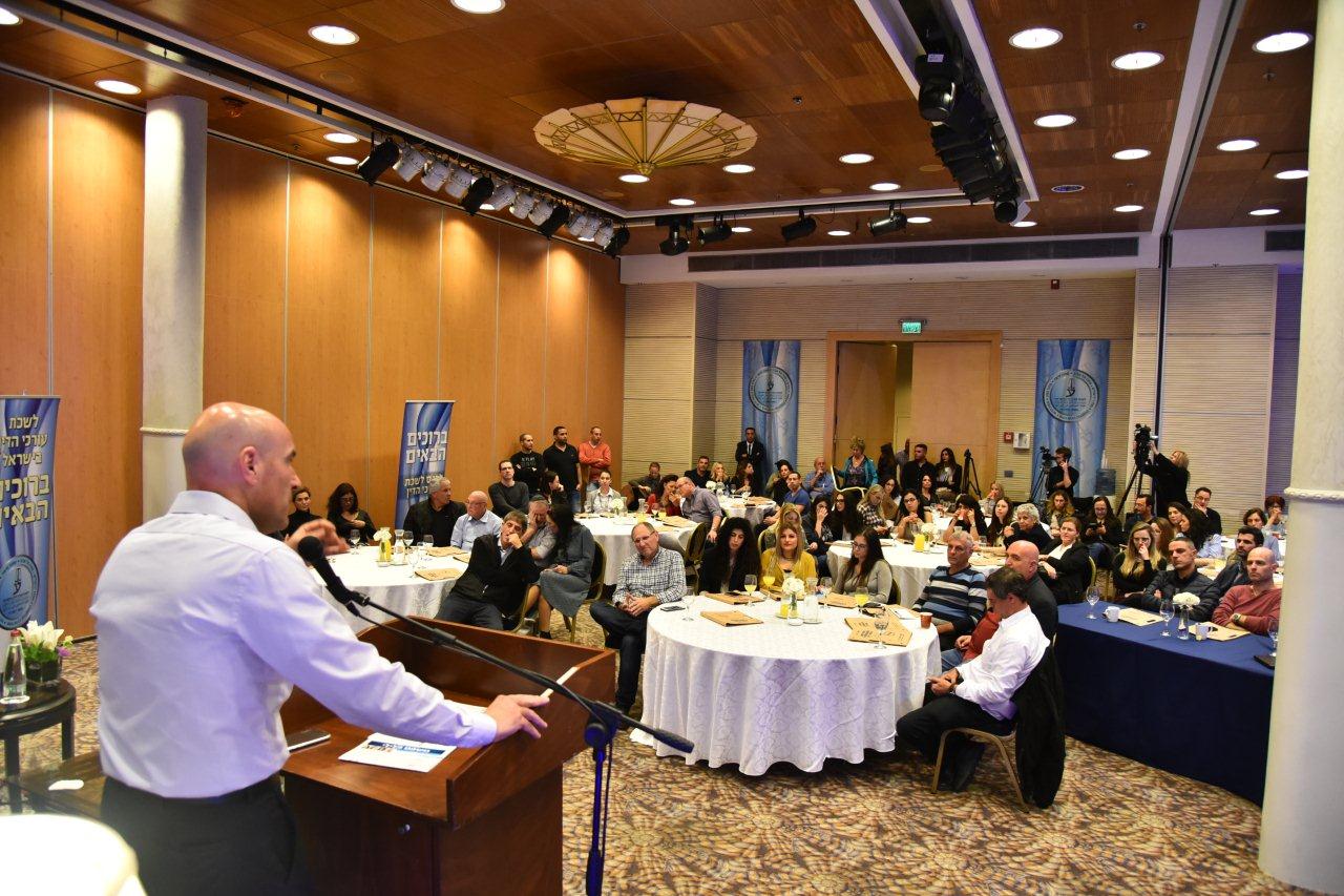 לא רק קומבינות בין פוליטיקאים לעורכי דין ושופטים יש בגילדה, אלא גם יחסי מין, שומו שמיים. הזיונים של אפי נוה התחילו שם, מפמפמת הדס שטייף בגל"צ, ובדיעבד מתברר לי שרק אני הלכתי לישון שם לבד, לא לפני שנהגתי להזהיר את נוה מפני היפהפיות המשכילות הרבות שפשוט היו מקרקרות סביבו עד כלות