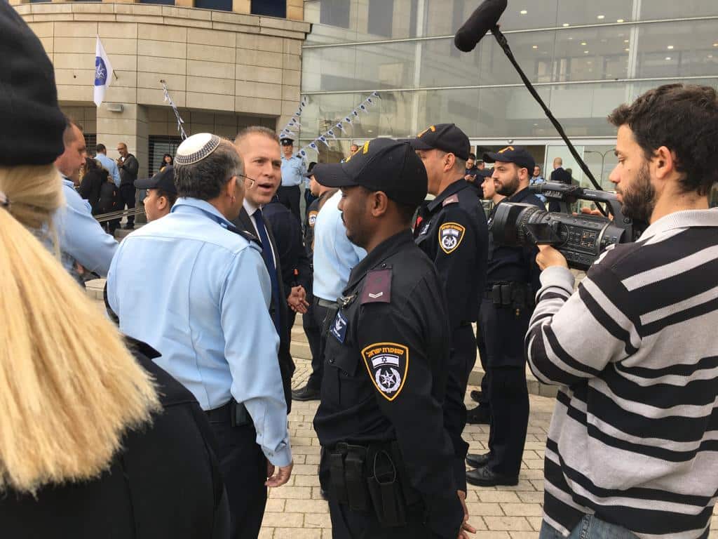 השר ארדן עם השוטרים המצוידים במצלמות