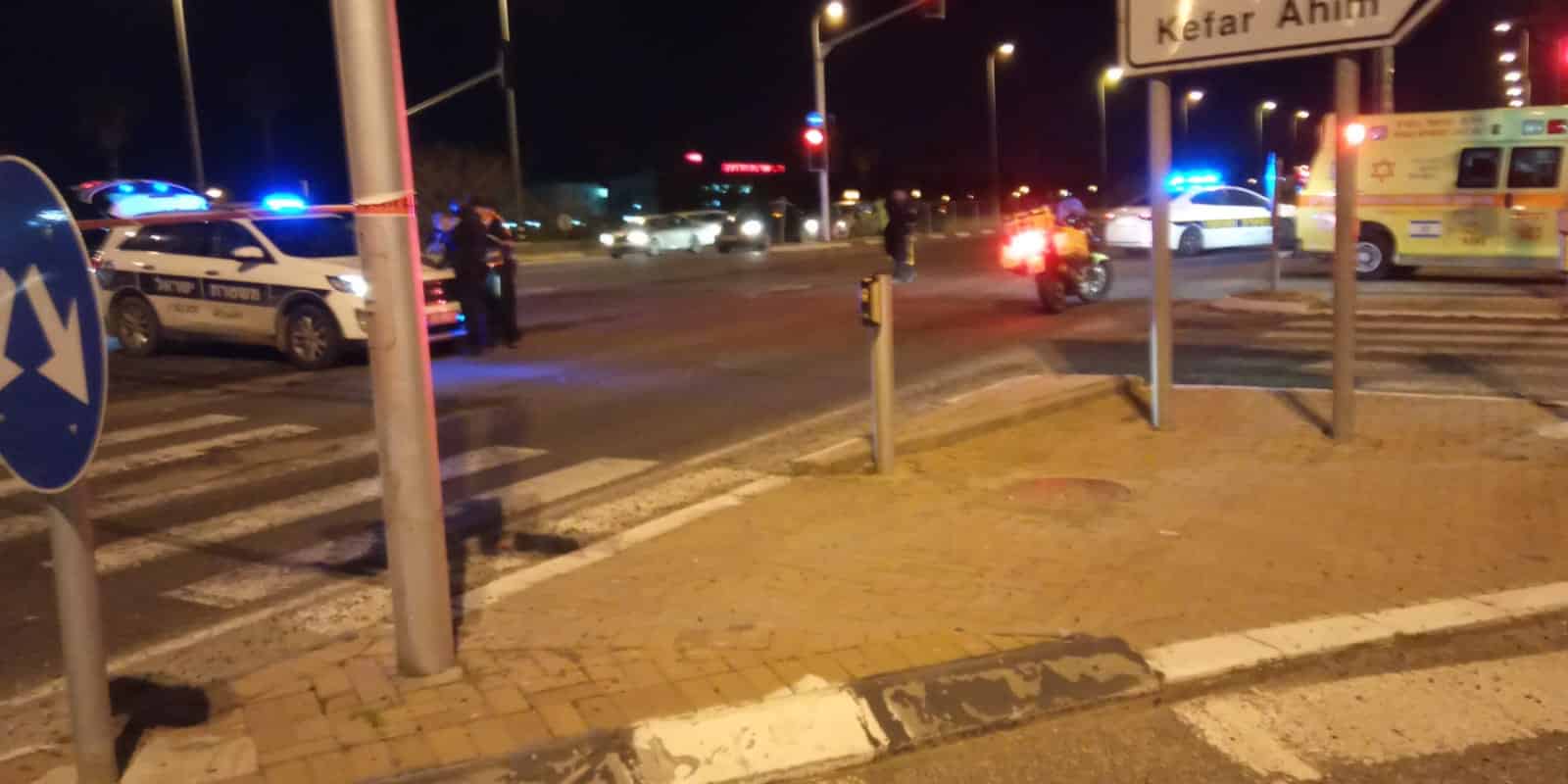 זירת התאונה בה נפגעה הולכת רגל מפגיעת רכב סמוך לכפר אחים (צילום: תיעוד מבצעי מד"א)