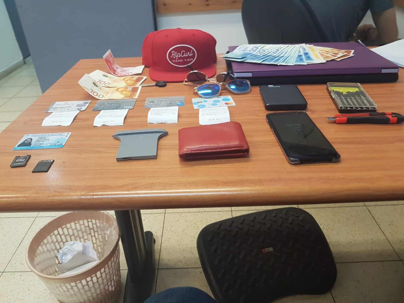 הציוד והכסף שנתפס בידי שני התיירים (צילום: דוברות המשטרה)