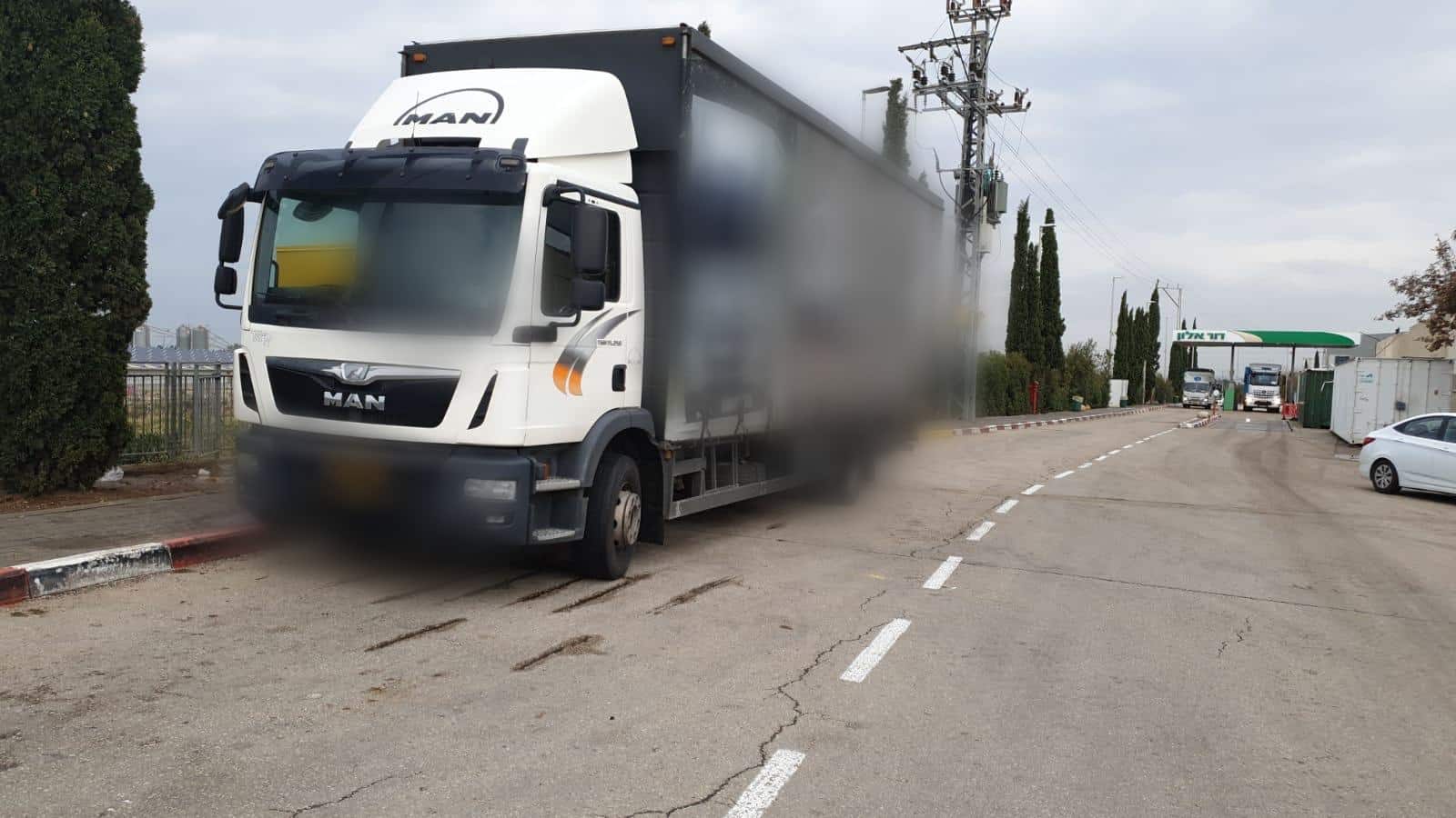 המשאית נעצרה סמוך למחלף באקה (צילום: דוברות המשטרה)