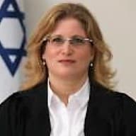 השופטת פלד