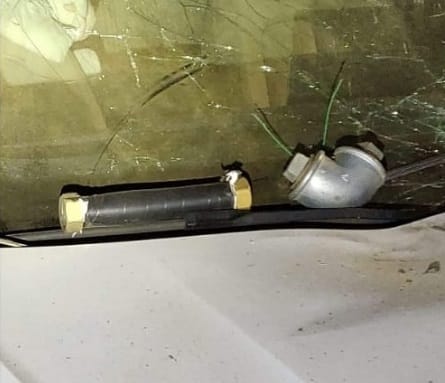 מטען אחד התפוצץ, השני נותר שלם על הרכב (צילום מתוך רשתות חברתיות של תושבי צורן)