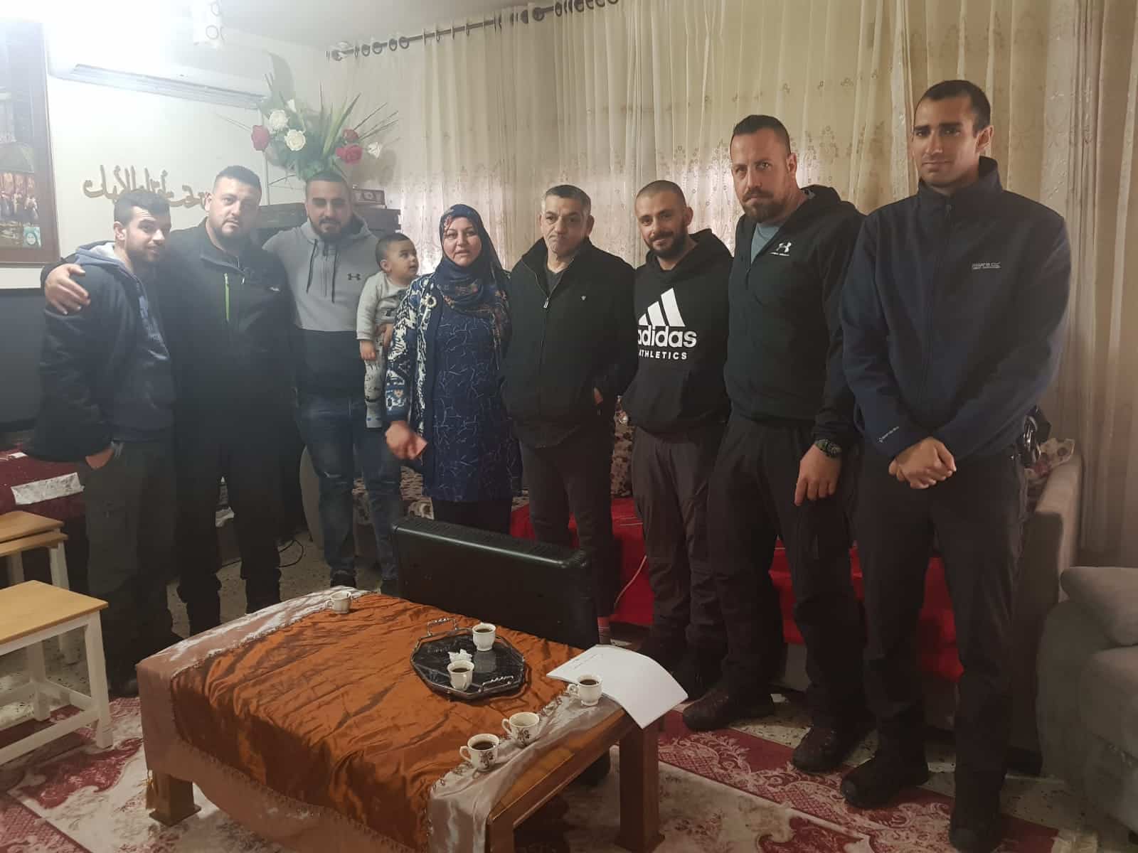 הבלשים עם בני המשפחה בכפר קרע