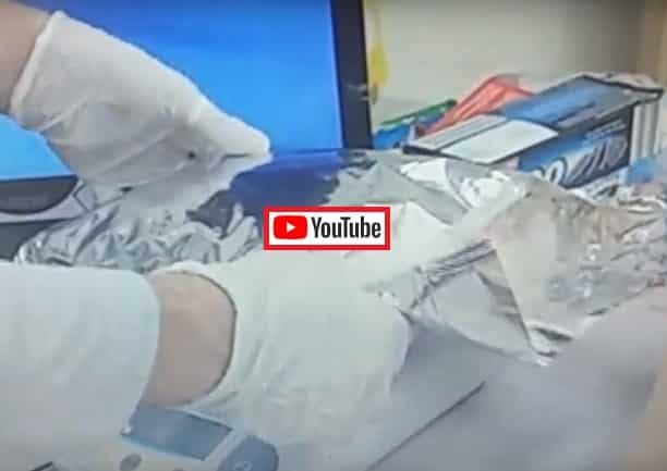 צפו בפוסטה TV: איסוף החבילה מסניף הדואר ופתיחתה על ידי השוטרים