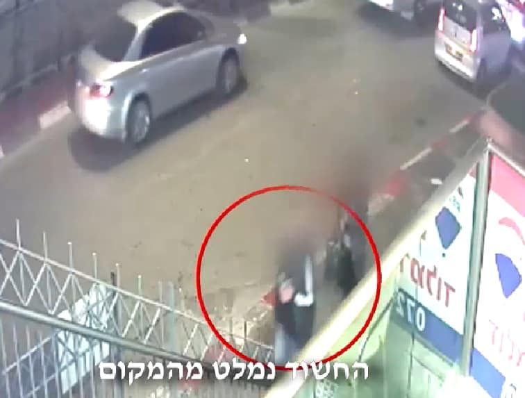 החשוד ברצח נמלט מהזירה אך נקלט במצלמת האבטחה