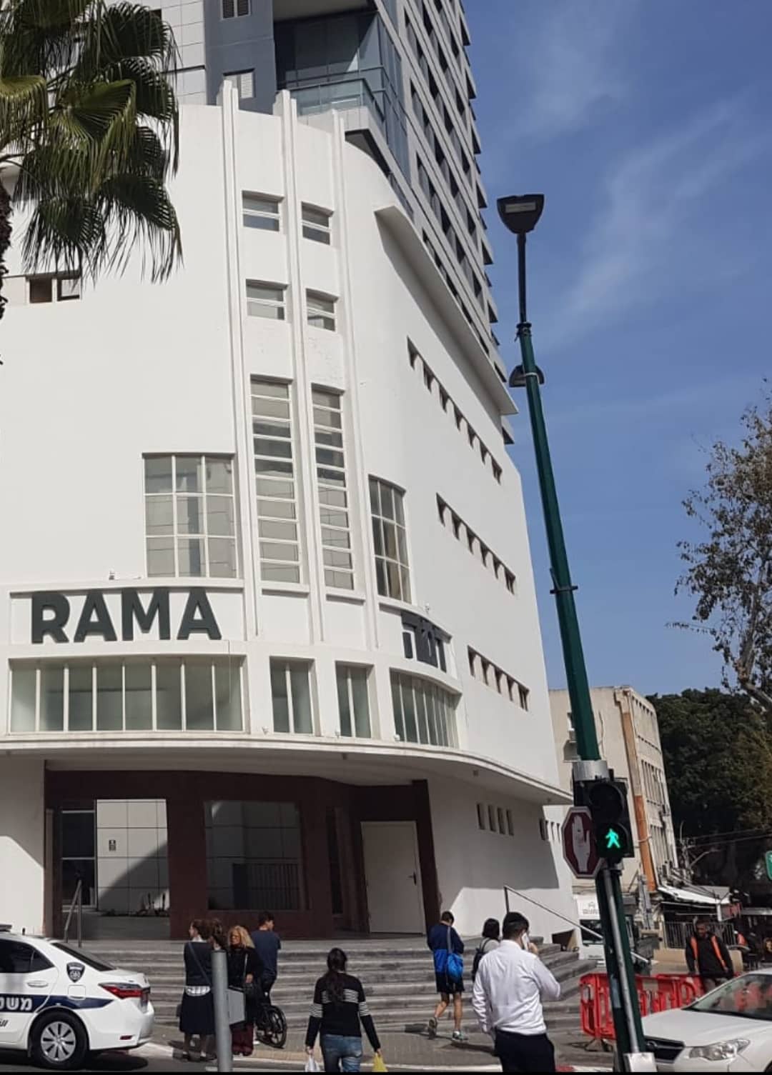 בניין הדירות המשוחזר והמפואר בפינת הרחובות ביאליק וז'בוטינסקי, שבו התגורר הבחור שנרצח