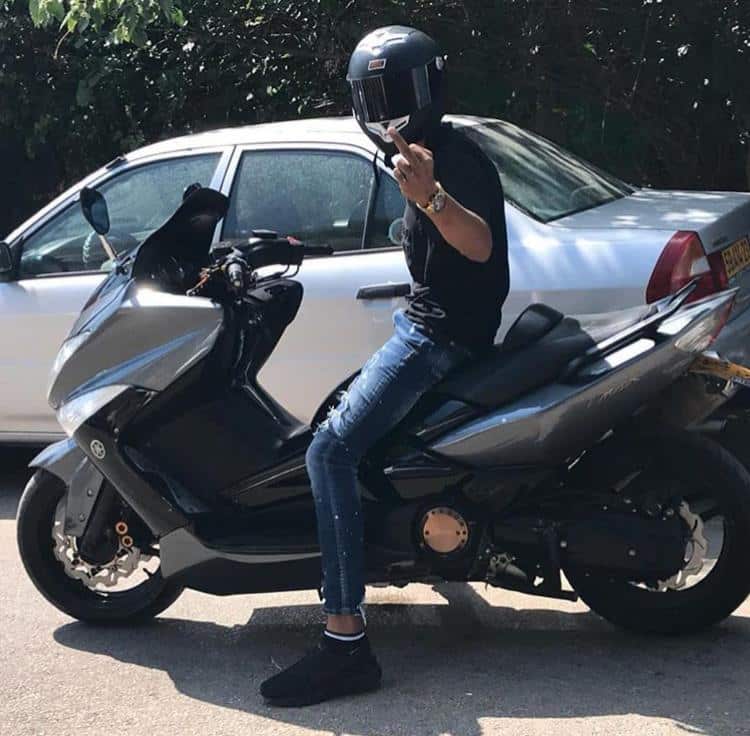 האופנוע ובעליו בצילום ארכיון מהאלבום המשפחתי