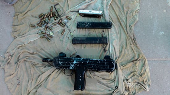 תת מקלע עוזי, שלוש מחסניות ו-260 כדורים (צילום ארכיון להמחשה: דוברות המשטרה)