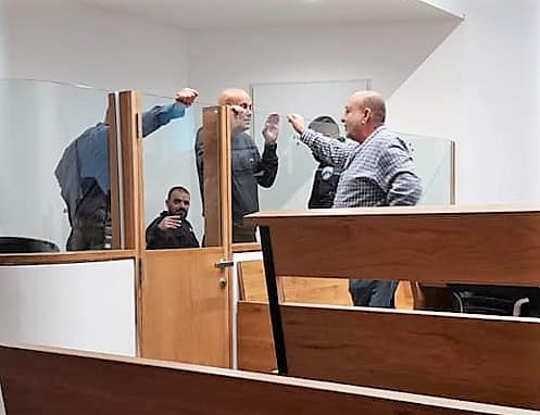 "הוא חבר שלי 40 שנה". בוקי נאה (מימין) ואבנר הררי (מולו) היום בבית המשפט (מפייסבוק)
